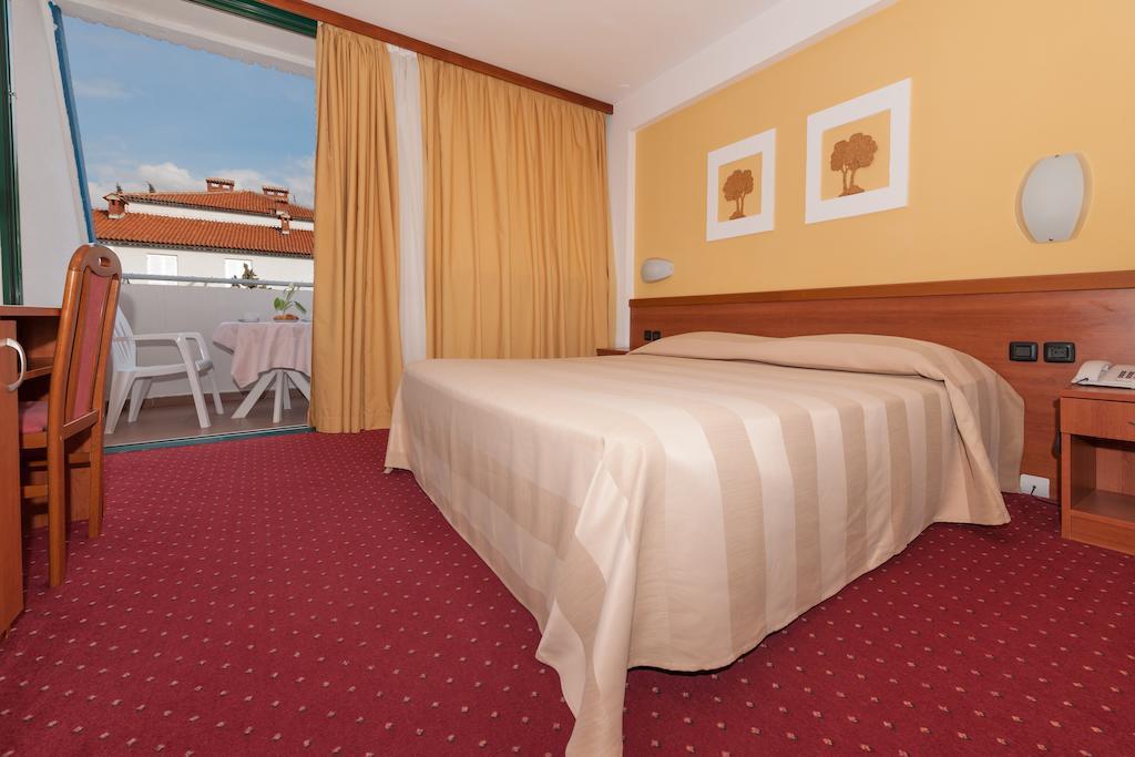 Maistra Select Family Hotel Amarin Rovigno Camera foto